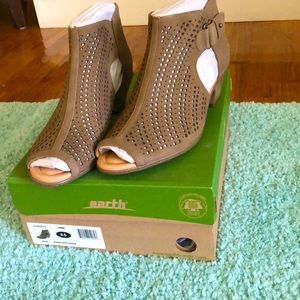 Earth “Keri” womens ankle boot , new, size 9.5. color is khaki soft buck